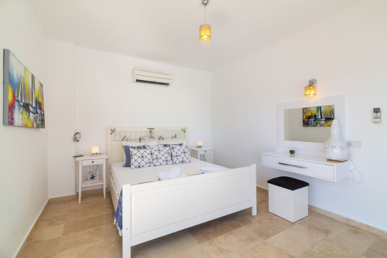 Room 3, 5 Bed Villa - Sleeps 10 - Pool - Terrace - Parking, Kaş