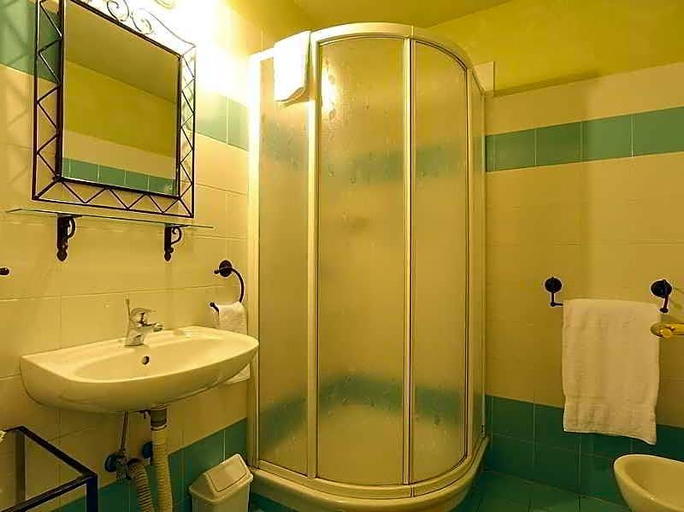 Bathroom 4, Casa di Barbano, Florence