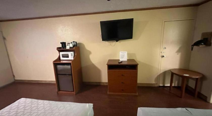 Bedroom 3, Hotel Red Rose, Alleghany