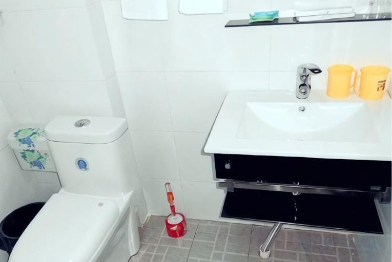 Bathroom 3, Longwangshan Huanle Inn, Huzhou