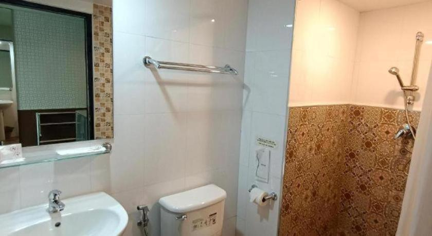 Bathroom 4, Ideal Hotel Pratunam, Ratchathewi