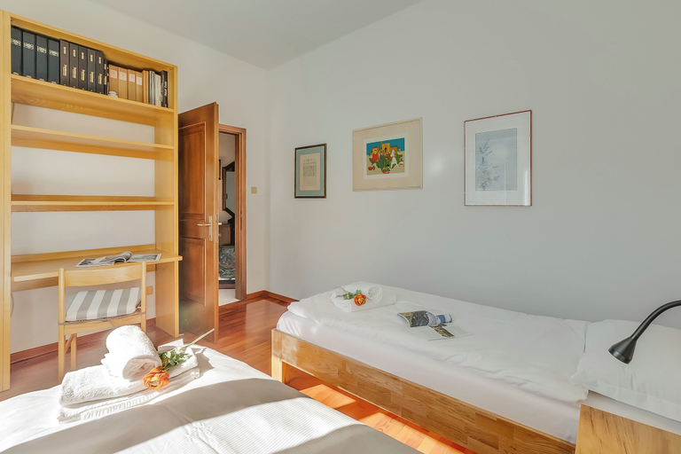 Room 3, Rosa Apartment, Balcony and AC - Happy Rentals, Trento