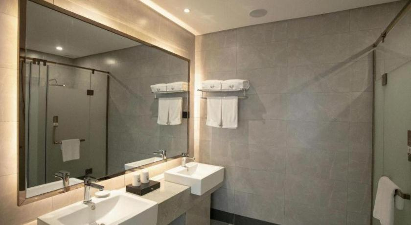 Bathroom 3, Gya Hotel Tangshan Qian'an Fortune Center, Tangshan
