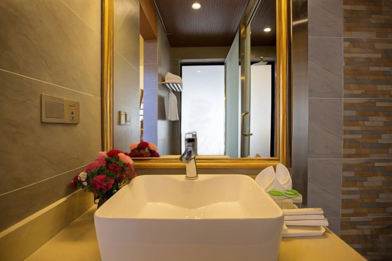 Bathroom 3, Yingyue Lakeside Inn, Lijiang