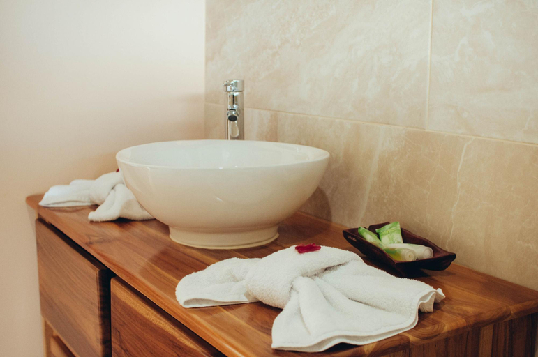 Bathroom 4, Drake Bay Greenleaf, Osa