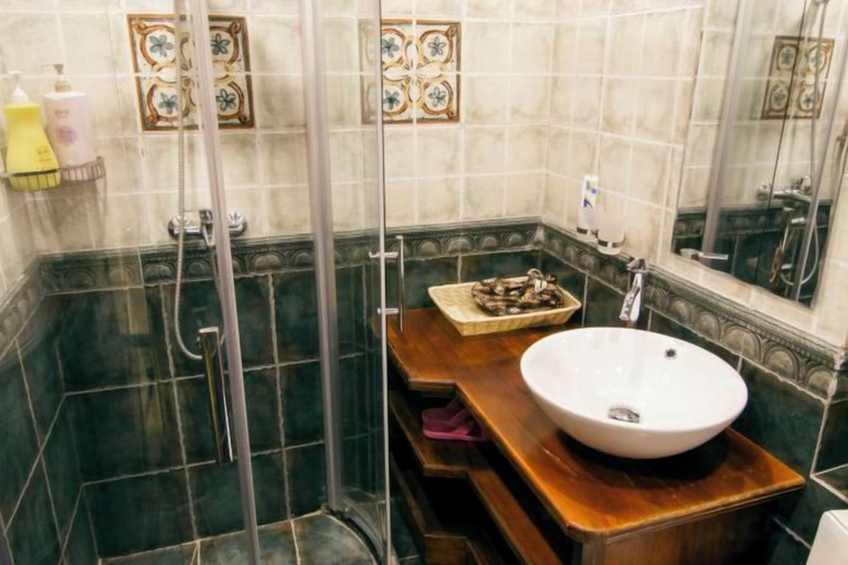Bathroom, Mrs. Sha's Living Room Inn, Dali Bai