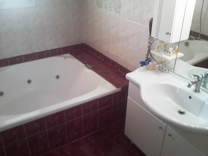 Bathroom 4, Faros 2 Hotel, Attica