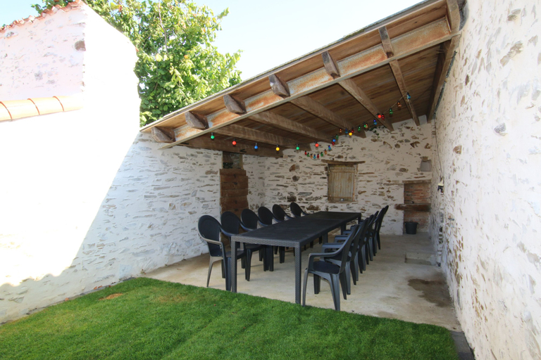 Outdoor dining, Gite La Morinière, Vendée