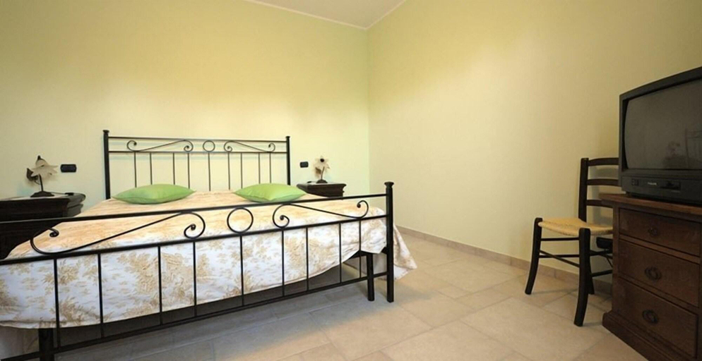 Bedroom 2, B & B Casale Frezzini, L'Aquila
