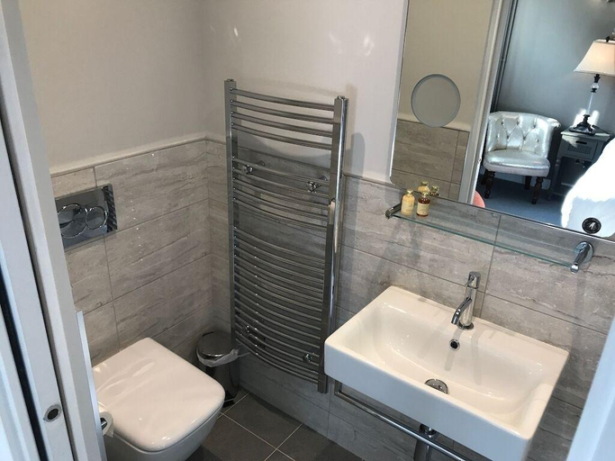 Bathroom 5, The Dog At Wingham, Kent