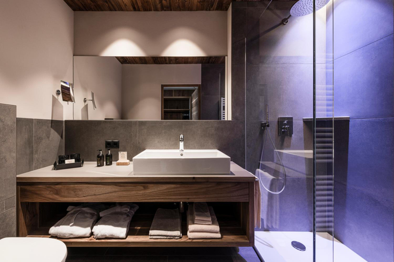 Bathroom 4, Zirmerhof, Bolzano