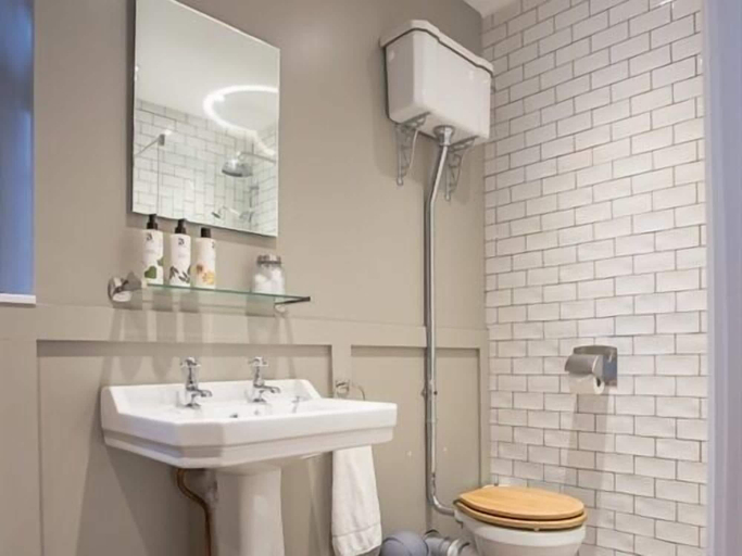 Bathroom 5, The Redan Inn, Somerset