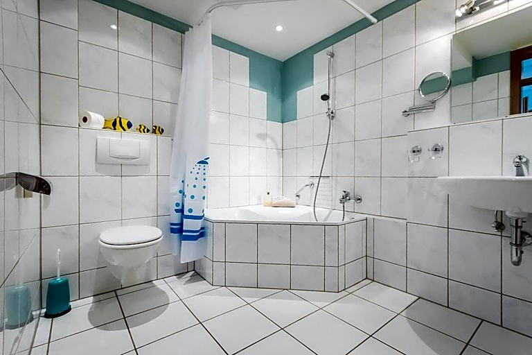 Bathroom 4, Zum grünen Kranz, Cochem-Zell