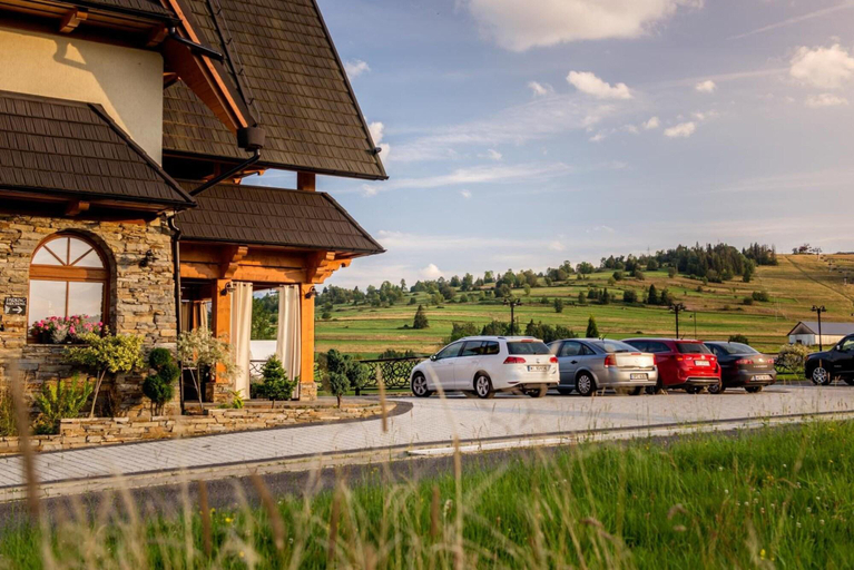 Exterior & Views
