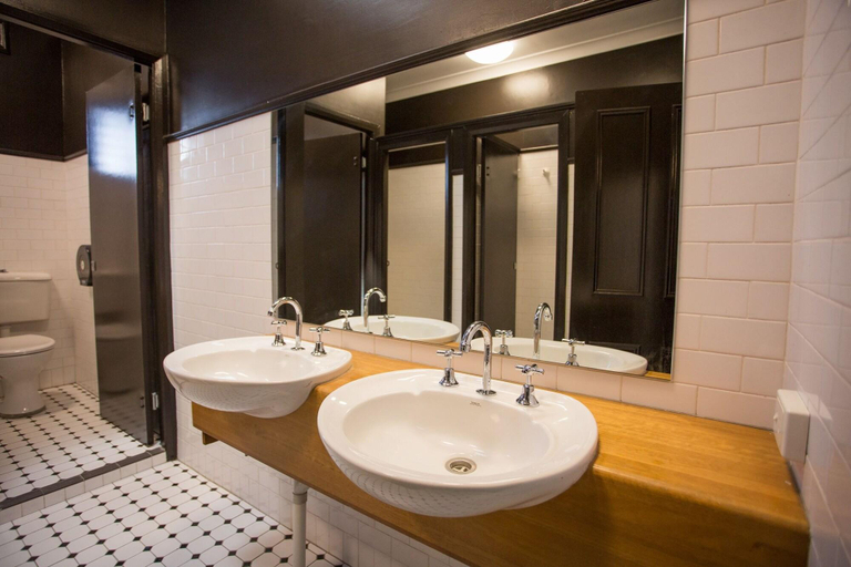 Bathroom 4, Nags Head Hotel, Newcastle - Throsby