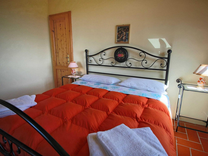 Room 4, Cozy Farmhouse In Paciano With Private Pool, Perugia