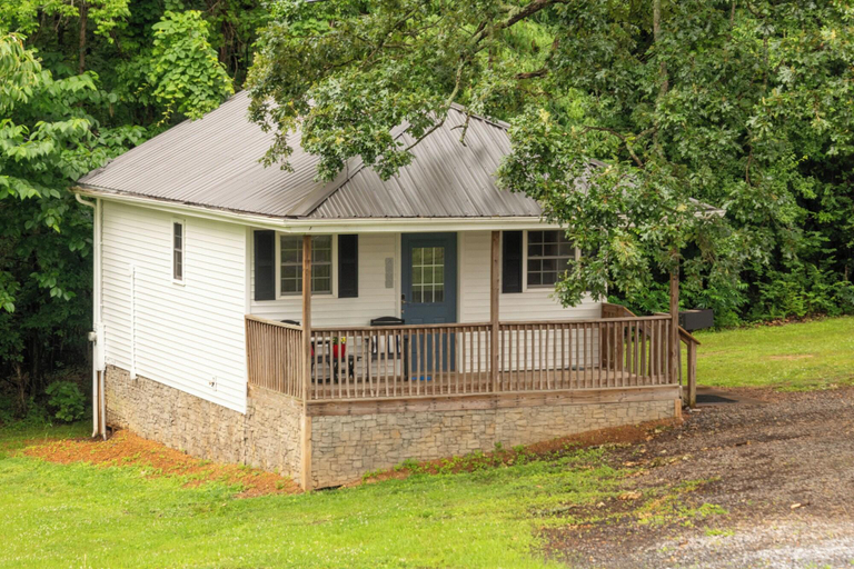 Room 5, The Lakehouse Inn At Sledd Creek, Marshall
