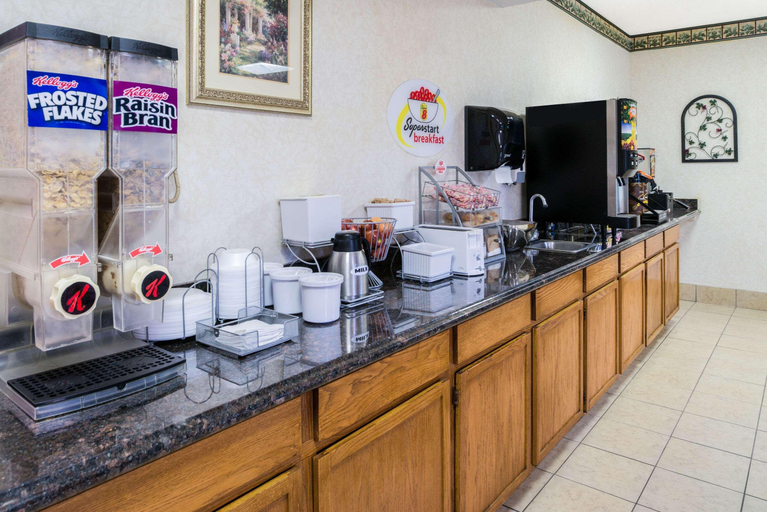 Food & Drinks, Super 8 by Wyndham Gretna, Sarpy