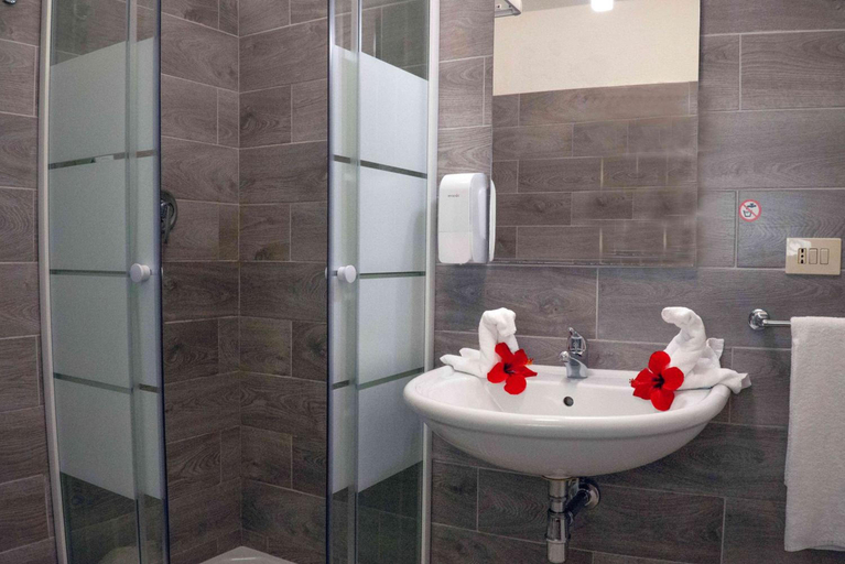 Bathroom 5, Hotel Oleandro, Cagliari