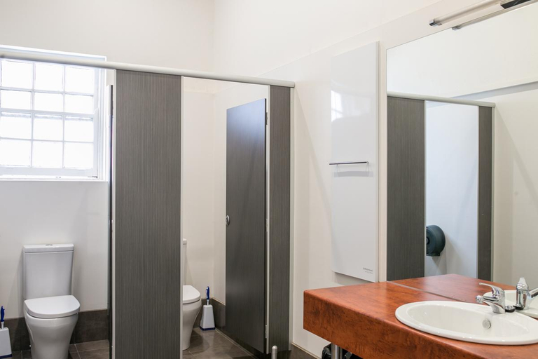 Bathroom 4, The Cally Hotel, Warrnambool