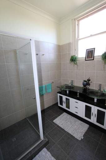 Bathroom 4, Kaneira Hotel, Buloke - North