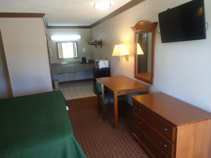 Bedroom 2, Economy Inn, Lafayette