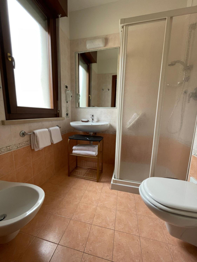 Bathroom 5, Virginia, Verona