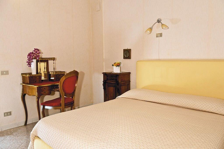 Room 4, Leonardo's B&B, Salerno