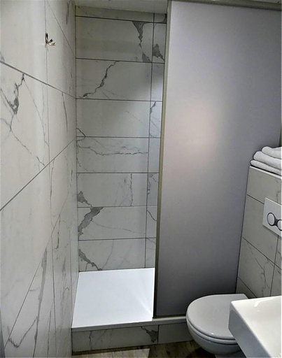 Bathroom 5, ibis budget Brest Sud Plougastel, Finistère