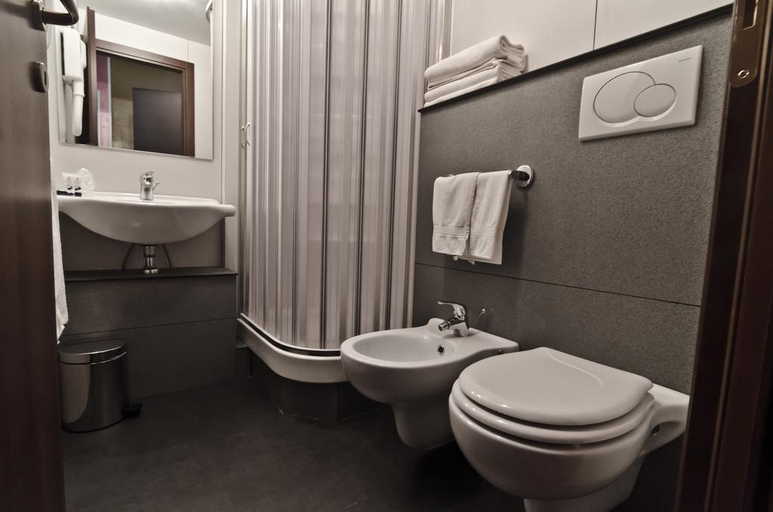 Bathroom 5, Via Palazzo Sanremo, Imperia