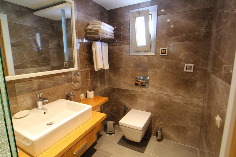 Bathroom 5, The Losh, Bodrum