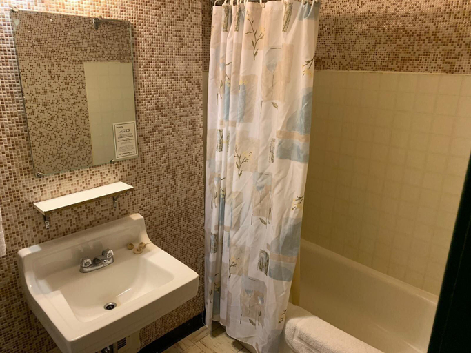Bathroom 4, Vivian Motor Hotel, Division No. 15