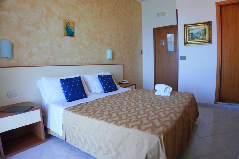 Bedroom 4, New Hotel Sonia, Salerno