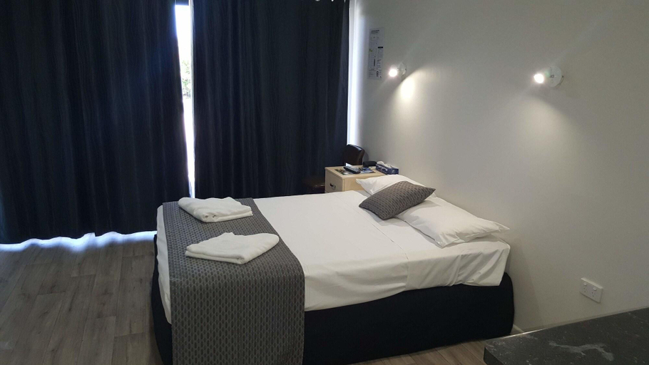 Room 5, Queens Beach Motel, Bowen