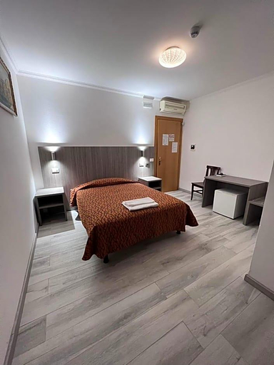 Bedroom 4, Hotel Taverna Dantesca, Torino
