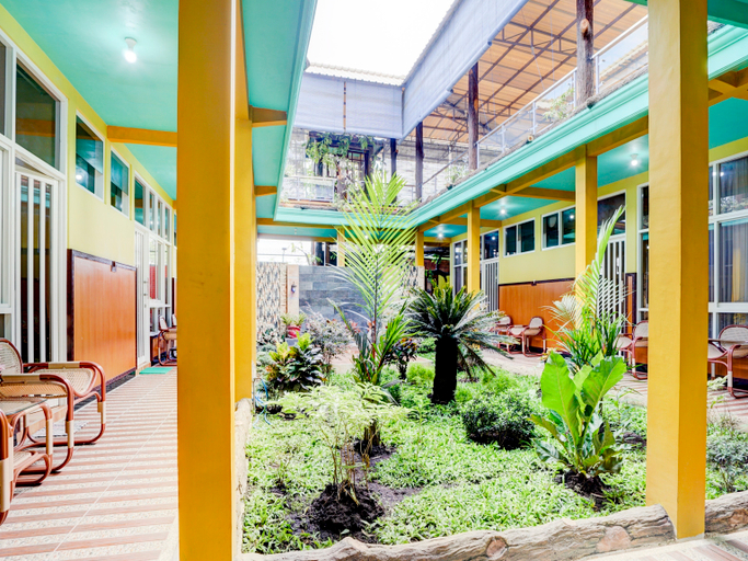 Lobby 4, 90303 Cafe & Homestay Kolam Pancing Abah, Malang