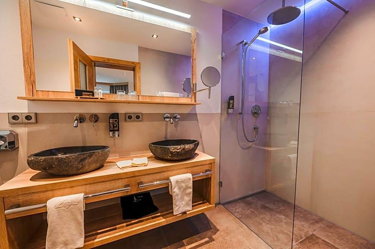 Bathroom 1, Unterwirt, Traunstein