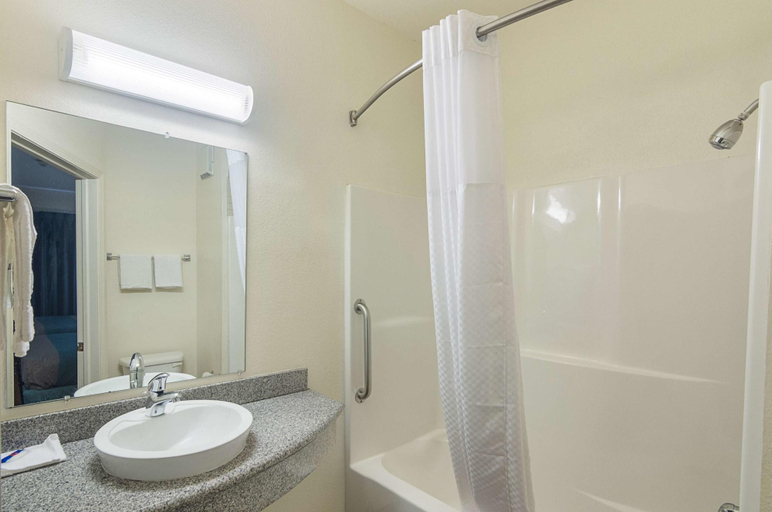 Bathroom 4, Motel 6 Norman, OK, Cleveland