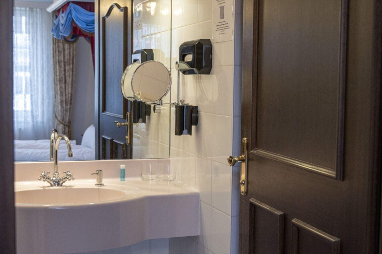 Bathroom, Kaiser Hotel Bregenz, Bregenz