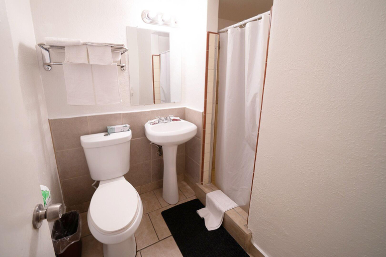 Bathroom 3, Stay inn suite, San Joaquin
