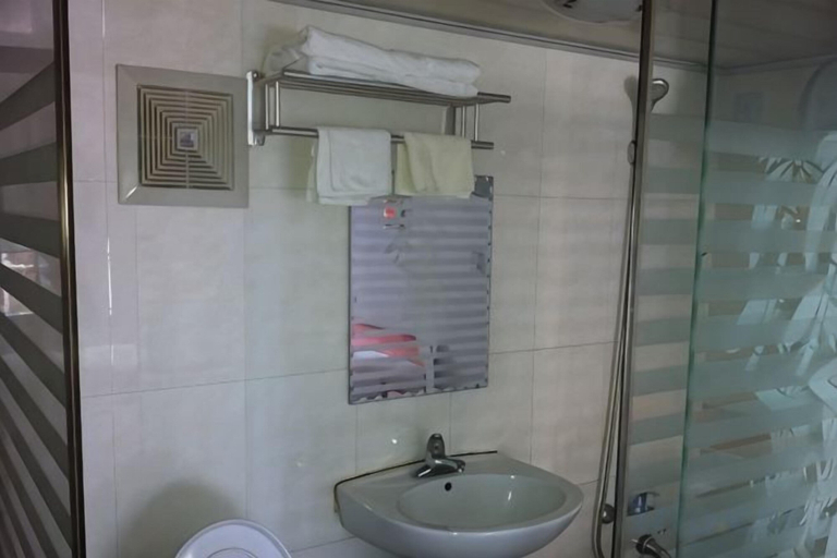 Bathroom 3, Xingwang Hostel, Shanghai