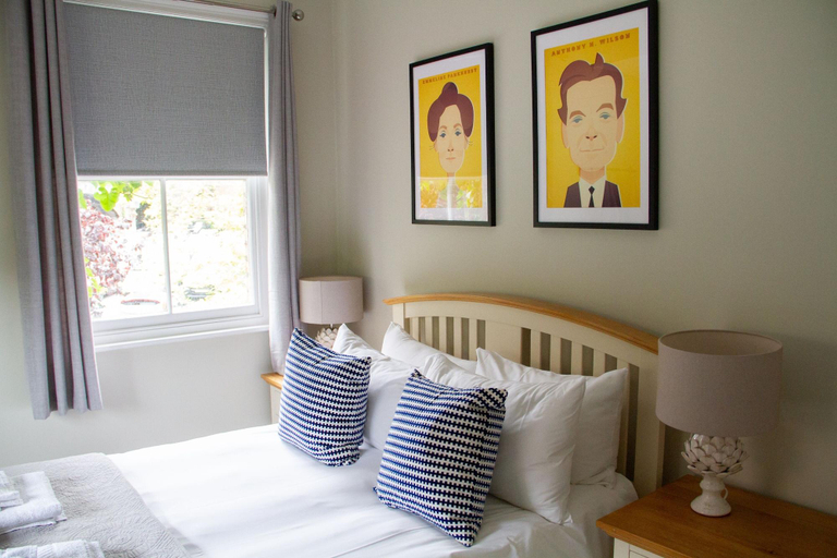 Room 4, Lock Keepers Cottage - Detached House in the City, Manchester