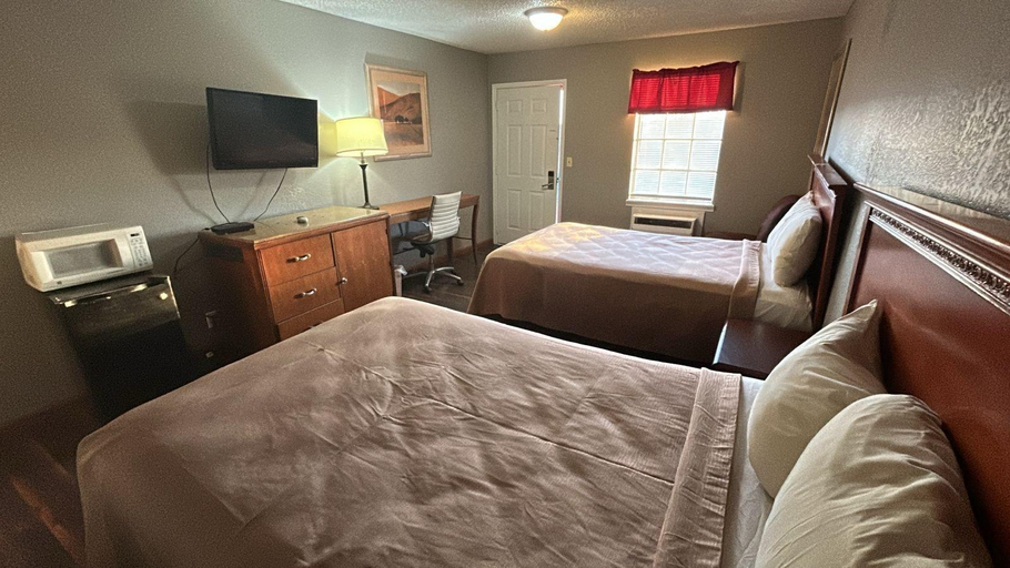 Bedroom 3, Hiway Inn Express Of Elk City, Beckham