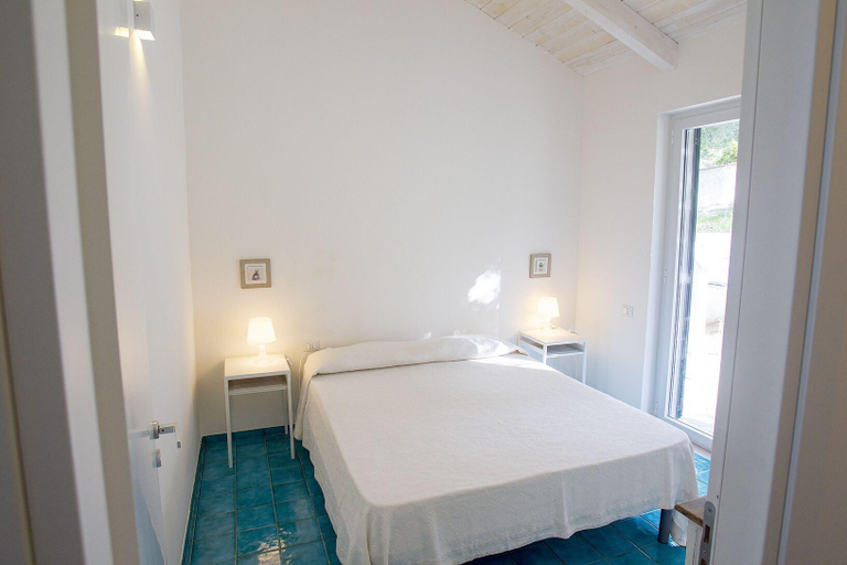 Bedroom 3, Donnasilia B&B, Salerno