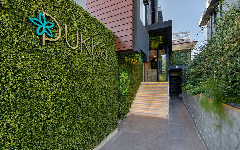 Exterior & Views