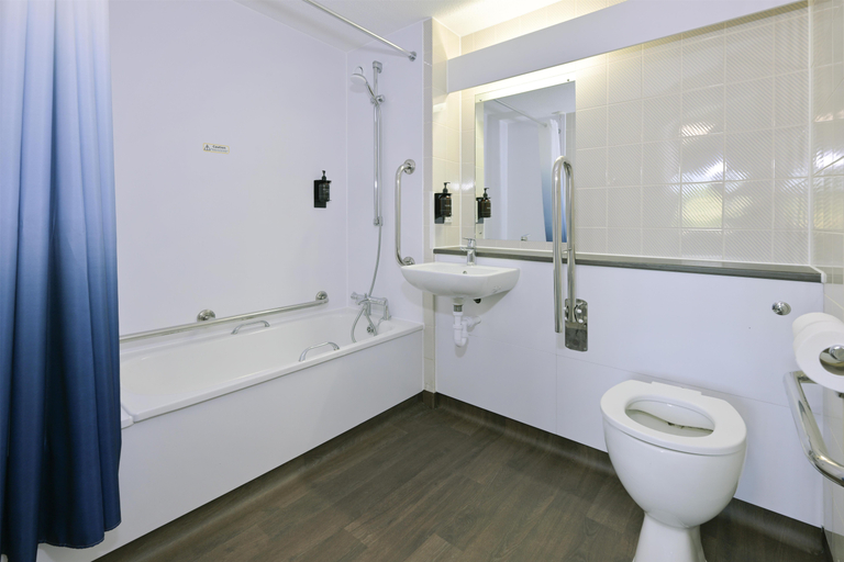 Bathroom, Travelodge Hartlebury, Worcestershire