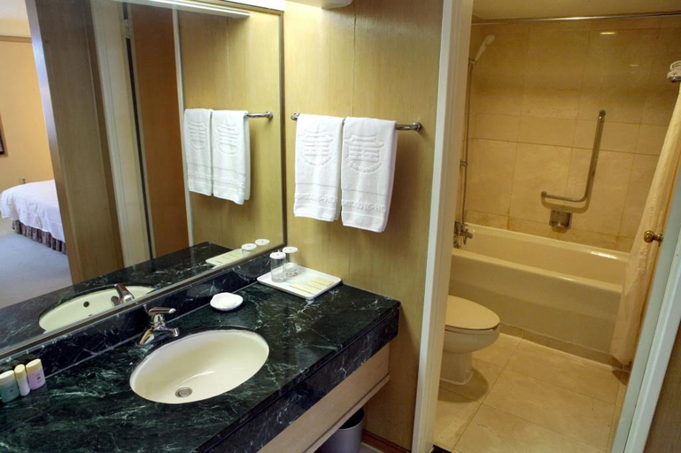 Bathroom 5, Commodore Hotel, Dong