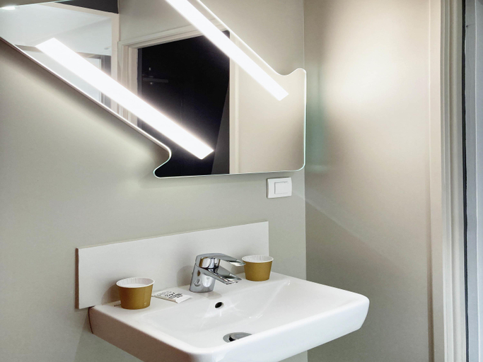 Bathroom 3, ibis budget Rouen Nord Isneauville, Seine-Maritime