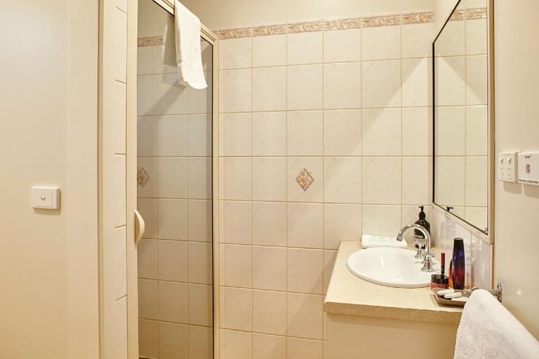 Bathroom 3, Hotel Goldfield Holiday Units, Alpine - East