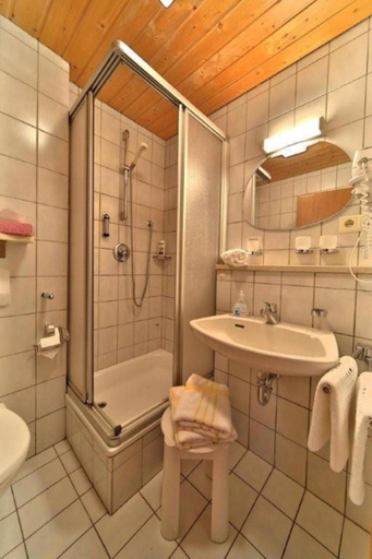 Bathroom 3, Kurpark, Regen